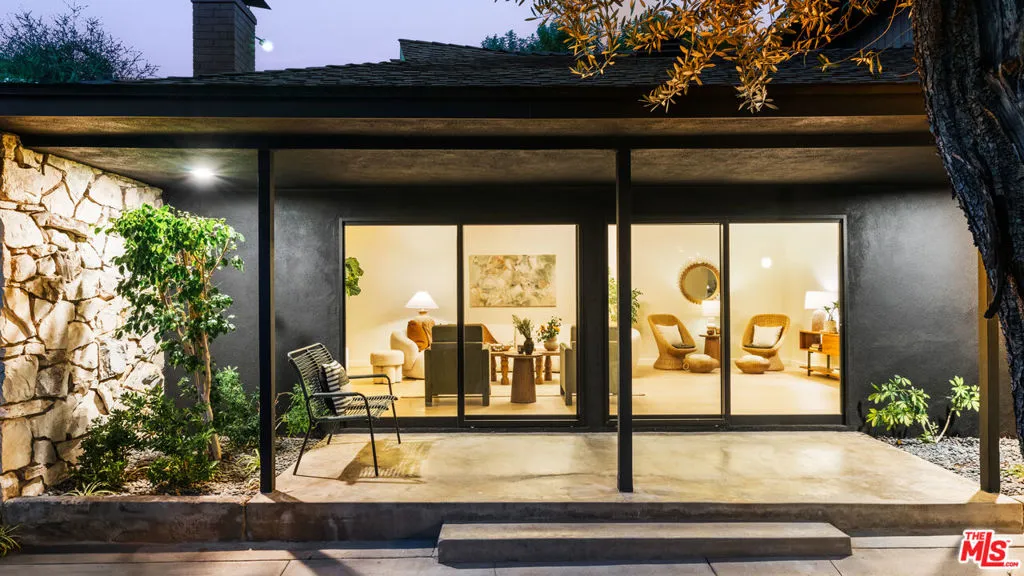 16828 Ivyside Place, Encino, California 91436 home-pic-38